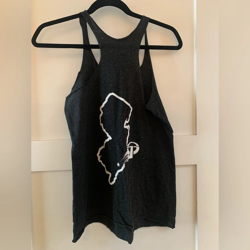 ASSORTMENT OF WORKOUT TANKS - 6 CROSSFIT TANKS - Picture 6 of 7